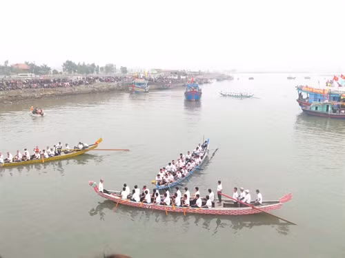 Đua thuyền trên sông Mai Giang, thị xã Hoàng Mai hàng năm được tổ chức trở thành nét đẹp văn hóa tinh thần mang đậm bản sắc vùng biển xứ Nghệ. Đua thuyền trên sông Mai Giang, thị xã Hoàng Mai hàng năm được tổ chức trở thành nét đẹp văn hóa tinh thần mang đậm bản sắc vùng biển xứ Nghệ.