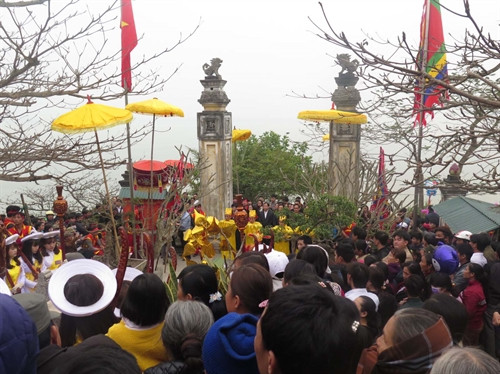 Lễ cầu ngư của ngư dân ve biển thị xã Hoàng mai (Nghệ An) tại đền Cờn.