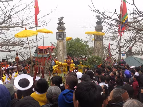 Lễ cầu ngư của ngư dân ve biển thị xã Hoàng mai (Nghệ An) tại đền Cờn. Lễ cầu ngư của ngư dân ve biển thị xã Hoàng mai (Nghệ An) tại đền Cờn.