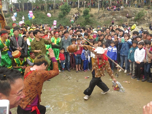 Một trò chơi dân gian của ngư dân thị xã Hoàng Mai (Nghệ An) trong lễ hội hàng năm trở thành nét đẹp văn hóa tinh thần, mang đậm bản sắc vùng biển xứ Nghệ.