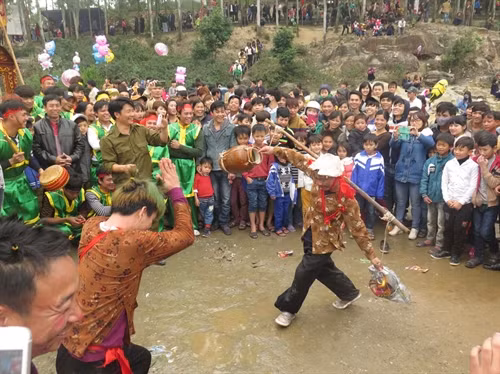 Một trò chơi dân gian của ngư dân thị xã Hoàng Mai (Nghệ An) trong lễ hội hàng năm trở thành nét đẹp văn hóa tinh thần, mang đậm bản sắc vùng biển xứ Nghệ. Một trò chơi dân gian của ngư dân thị xã Hoàng Mai (Nghệ An) trong lễ hội hàng năm trở thành nét đẹp văn hóa tinh thần, mang đậm bản sắc vùng biển xứ Nghệ.