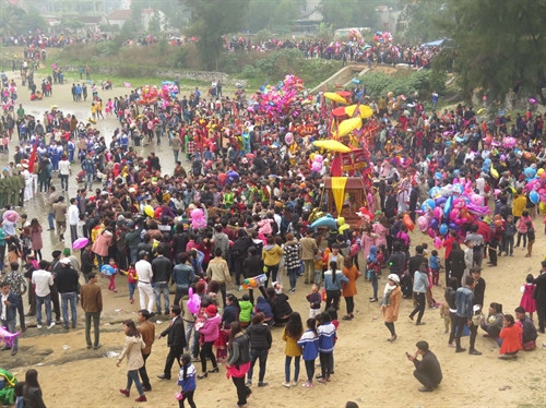 Màn rước kiệu vào đền Cờn do người dân thị xã Hoàng Mai (Nghệ An) thực hiện.