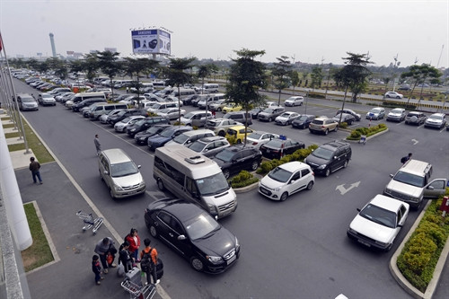 Bãi đỗ xe tại nhà ga Quốc tế sân bay Nội Bài những ngày cận Tết Nguyên đán. Ảnh: Lê Hiếu - TTXVN phát Bãi đỗ xe tại nhà ga Quốc tế sân bay Nội Bài những ngày cận Tết Nguyên đán. Ảnh: Lê Hiếu - TTXVN phát