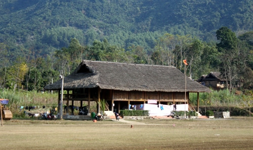 Những ngôi nhà sàn truyền thống của đồng bào Tày ở xã Kim Bình, huyện Chiêm Hóa, tỉnh Tuyên Quang. Ảnh: Quang Đán- TTXVN