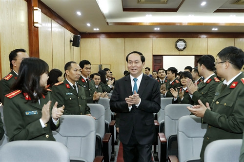 Nhân dịp đón Xuân Đinh Dậu 2017 và Tết cổ truyền của dân tộc, chiều 25/01/2017, Chủ tịch nước Trần Đại Quang đến thăm, kiểm ta công tác sẵn sàng chiến đấu và chúc Tết Cục An ninh mạng, Bộ Công an. Ảnh: Nhan Sáng-TTXVN