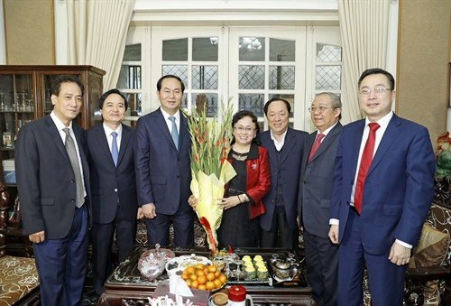 Chủ tịch nước Trần Đại Quang chúc Tết Giáo sư , Nhà giáo Nhân dân Trần Thu Hà và gia đình. Ảnh: Nhan Sáng-TTXVN