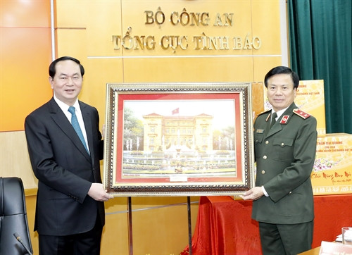 Chủ tịch nước Trần Đại Quang tặng quà Tết cho cán bộ, chiến sĩ Tổng Cục 5. Ảnh: Nhan Sáng-TTXVN