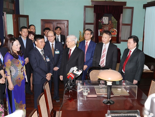 Tổng Bí thư Nguyễn Phú Trọng nói chuyện với cán bộ, nhân viên Khu Di tích Chủ tịch Hồ Chí Minh ở Phủ Chủ tịch. Ảnh : Trí Dũng – TTXVN