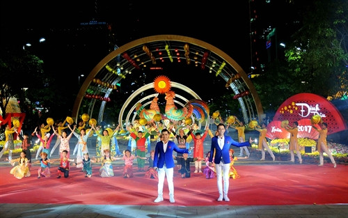 Biểu diễn văn nghệ tại đêm khai mạc Đường hoa Nguyễn Huệ, thành phố Hồ Chí Minh. Ảnh: An Hiếu- TTXVN Biểu diễn văn nghệ tại đêm khai mạc Đường hoa Nguyễn Huệ, thành phố Hồ Chí Minh. Ảnh: An Hiếu- TTXVN