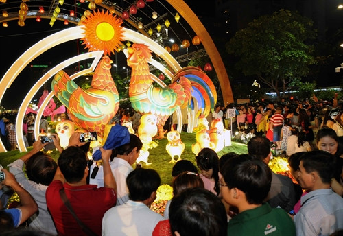 Đông đảo người dân thành phố Hồ Chí Minh và du khách thăm quan Đường hoa Nguyễn Huệ. Ảnh: An Hiếu- TTXVN Đông đảo người dân thành phố Hồ Chí Minh và du khách thăm quan Đường hoa Nguyễn Huệ. Ảnh: An Hiếu- TTXVN