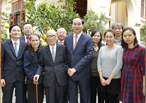 Chủ tịch nước Trần Đại Quang chụp ảnh chung với Giáo sư, Anh hùng Lao động Đặng Vũ Khiêu và gia đình. Ảnh: Nhan Sáng-TTXVN