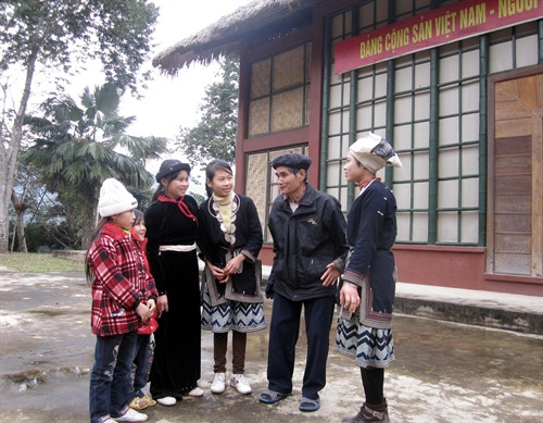 Ông Hoàng Văn Bảo- dân tộc Tày ở thôn Khuôn Nhự, xã Kim Bình, một trong những người dân tham gia phục vụ Đại hội kể lại cho các cháu học sinh kỳ niệm về những ngày diễn ra Đại biểu toàn quốc lần thứ II của Đảng. Ảnh: Quang Đán- TTXVN