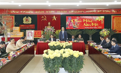 Chủ tịch nước Trần Đại Quang chúc tết Phòng Cảnh sát giao thông Đường bộ-Đường sắt. Ảnh: Nhan Sáng-TTXVN