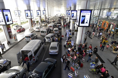 Khu vực đón khách tại sảnh nhà ga T2 sân bay quốc tế Nội Bài luôn tấp nập. Ảnh: Lê Hiếu - TTXVN phát Khu vực đón khách tại sảnh nhà ga T2 sân bay quốc tế Nội Bài luôn tấp nập. Ảnh: Lê Hiếu - TTXVN phát