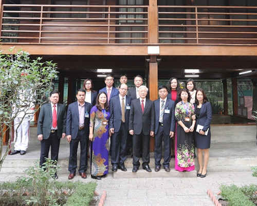 Tổng Bí thư Nguyễn Phú Trọng tặng quà cho cán bộ, nhân viên Khu Di tích Chủ tịch Hồ Chí Minh ở Phủ Chủ tịch. Ảnh : Trí Dũng – TTXVN