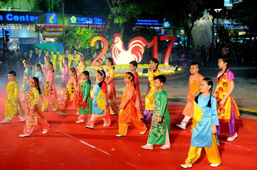 Các em thiếu nhi thành phố Hồ Chí Minh trong trang phục truyền thống tham gia diễu hành tại Đường hoa Nguyễn Huệ. Ảnh: An Hiếu- TTXVN Các em thiếu nhi thành phố Hồ Chí Minh trong trang phục truyền thống tham gia diễu hành tại Đường hoa Nguyễn Huệ. Ảnh: An Hiếu- TTXVN