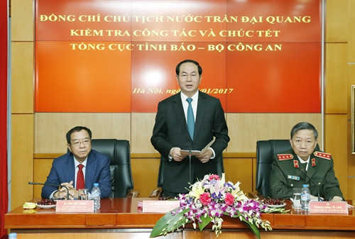 Chủ tịch nước Trần Đại Quang chúc Tết cán bộ, chiến sĩ Tổng Cục 5. Ảnh: Nhan Sáng-TTXVN