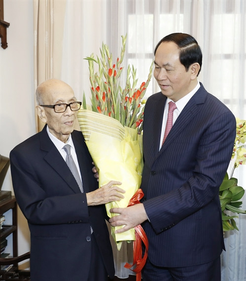 Chủ tịch nước Trần Đại Quang chúc Tết Giáo sư, Anh hùng Lao động Đặng Vũ Khiêu và gia đình. Ảnh: Nhan Sáng-TTXVN