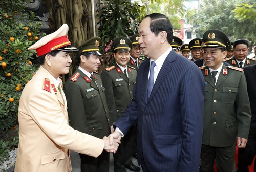 Chủ tịch nước Trần Đại Quang với các đồng chí lãnh đạo Phòng Cảnh sát giao thông Đường bộ-Đường sắt. Ảnh: Nhan Sáng-TTXVN
