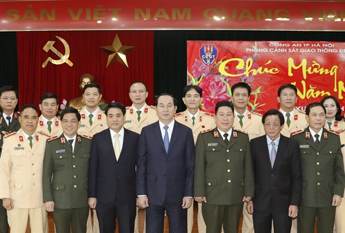Chủ tịch nước Trần Đại Quang với các đồng chí lãnh đạo công an Thành phố và Phòng Cảnh sát giao thông Đường bộ-Đường sắt. Ảnh: Nhan Sáng-TTXVN