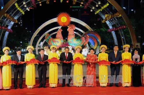 Chủ tịch Quốc hội Nguyễn Thị Kim Ngân và các đại biểu cắt băng khai mạc Đường hoa Nguyễn Huệ. Ảnh: An Hiếu- TTXVN Chủ tịch Quốc hội Nguyễn Thị Kim Ngân và các đại biểu cắt băng khai mạc Đường hoa Nguyễn Huệ. Ảnh: An Hiếu- TTXVN