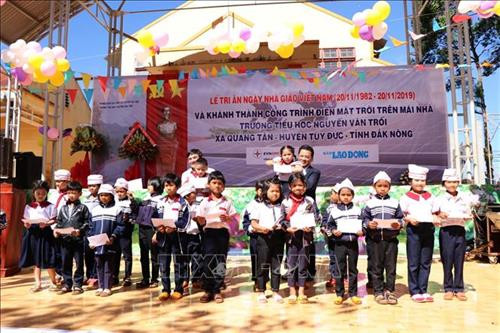 Ban Tổ chức trao tặng 40 suất học bổng cho các em học sinh nghèo, dân tộc thiểu số vượt khó học giỏi. Ảnh: Hưng Thịnh – TTXVN Ban Tổ chức trao tặng 40 suất học bổng cho các em học sinh nghèo, dân tộc thiểu số vượt khó học giỏi. Ảnh: Hưng Thịnh – TTXVN