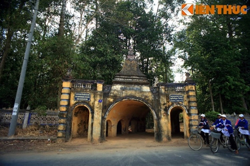 Tọa lạc tại khóm 3, thị trấn Châu Thành, thuộc huyện Châu Thành, tỉnh Trà Vinh, chùa Hang (tên chính thức là chùa Kompông Chrây) được coi là một trong những ngôi chùa Khmer Nam Bộ đẹp và độc đáo nhất Việt Nam. Chùa được thành lập năm 1637 và đã trải qua 22 đời sư trụ trì. Năm 1968 trong sự kiện Tết Mậu Thân, chùa bị bom đạn tàn phá nặng nề. Năm 1977, sư Thạch Suông (nay là sư trụ trì đời thứ 23) trở về, và vận động phục dựng lại chùa. Từ đó đến nay, qua nhiều lần trùng tu, ngôi chùa trở nên khang trang và bề thế. Do cổng phụ của ngôi chùa được thiết kế như một cái hang nên người dân trong vùng quen gọi đây là chùa Hang. Lâu dần,khách thập phương chỉ còn biết đến ngôi chùa qua tên gọi chùa Hang Trà Vinh. Cổng phụ nằm ven tỉnh lộ 36, xây dựng vòm cuốn, tường rất dày, dài 12m, gồm một lối đi chính và hai lối đi phụ ở hai bên, thông với nhau bằng nhiều cổng vòm gợi liên tưởng đến một cái hang. Đây là kiểu thiết kế cổng chùa độc nhất vô nhị, có lẽ không chỉ ở Việt Nam mà còn ở các ngôi chùa Phật giáo trên thế giới.