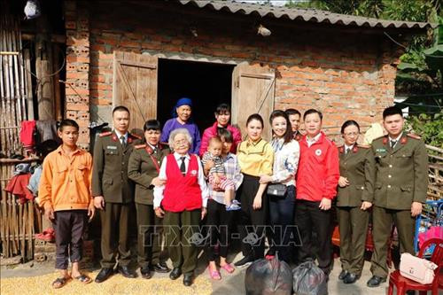 Những chuyến đi thiện nguyện của NSƯT Lê Thu. Ảnh: TTXVN phát