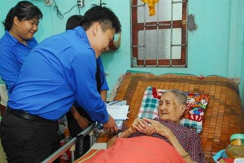 Thành đoàn Thành phố Hồ Chí Minh và các tổ chức cơ sở đoàn thuộc Cụm Đoàn khối các Cơ quan Trung ương khu vực phía Nam tổ chức thăm hỏi người có công với Cách Mạng nhân Kỷ niệm Ngày Thương binh - Liệt sĩ 27/7 năm 2016. Ảnh: Mạnh Linh.