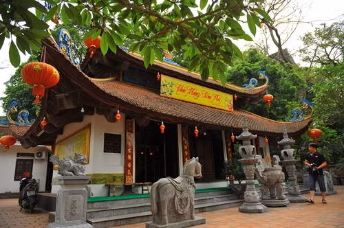 Đền thờ Trương Hán Siêu tại chân núi Non Nước thuộc công viên Dục Thúy Sơn nằm bên sông Đáy ở thành phố Ninh Bình.