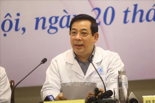 PGS. TS. Lương Ngọc Khuê thông báo kết quả điều trị của bệnh nhi. Ảnh: Huy Hùng - TTXVN PGS. TS. Lương Ngọc Khuê thông báo kết quả điều trị của bệnh nhi. Ảnh: Huy Hùng - TTXVN