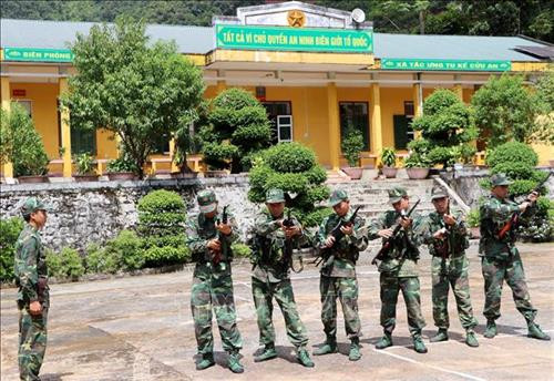 Các chiến sĩ Đồn biên phòng Hua Bum chuẩn bị lên đường tuần tra bảo vệ an ninh biên giới. Ảnh: Công Tuyên-TTXVN Các chiến sĩ Đồn biên phòng Hua Bum chuẩn bị lên đường tuần tra bảo vệ an ninh biên giới. Ảnh: Công Tuyên-TTXVN