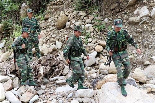 Các chiến sĩ Đồn biên phòng Hua Bum tiến hành tuần tra bảo vệ an ninh trật tự và đường biên giới Tổ quốc. Ảnh: Công Tuyên-TTXVN Các chiến sĩ Đồn biên phòng Hua Bum tiến hành tuần tra bảo vệ an ninh trật tự và đường biên giới Tổ quốc. Ảnh: Công Tuyên-TTXVN