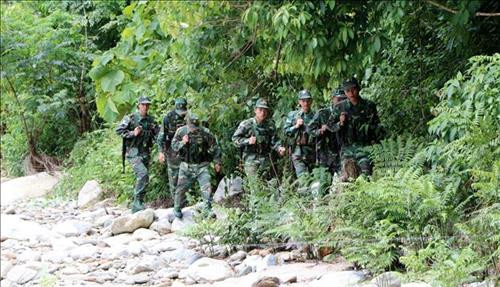 Các chiến sĩ Đồn biên phòng Hua Bum tiến hành tuần tra bảo vệ an ninh trật tự và đường biên giới Tổ quốc. Ảnh: Công Tuyên-TTXVN Các chiến sĩ Đồn biên phòng Hua Bum tiến hành tuần tra bảo vệ an ninh trật tự và đường biên giới Tổ quốc. Ảnh: Công Tuyên-TTXVN