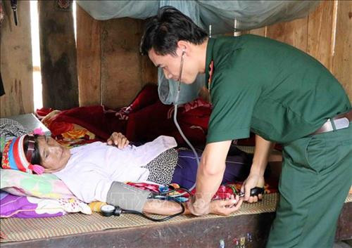 Cán bộ quân y Đồn biên phòng Hua Bum kiểm tra sức khỏe cho người dân bản Chang Chảo Pá, xã Hua Bum. Ảnh: Công Tuyên-TTXVN Cán bộ quân y Đồn biên phòng Hua Bum kiểm tra sức khỏe cho người dân bản Chang Chảo Pá, xã Hua Bum. Ảnh: Công Tuyên-TTXVN