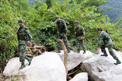 Các chiến sĩ Đồn biên phòng Hua Bum tiến hành tuần tra bảo vệ an ninh trật tự và đường biên giới Tổ quốc. Ảnh: Công Tuyên-TTXVN Các chiến sĩ Đồn biên phòng Hua Bum tiến hành tuần tra bảo vệ an ninh trật tự và đường biên giới Tổ quốc. Ảnh: Công Tuyên-TTXVN
