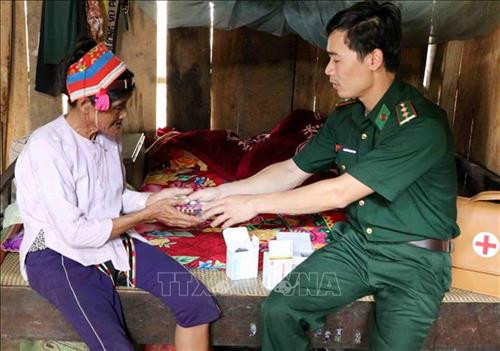 Cán bộ quân y Đồn biên phòng Hua Bum cấp phát thuốc cho người dân bản Chang Chảo Pá, xã Hua Bum. Ảnh: Công Tuyên-TTXVN Cán bộ quân y Đồn biên phòng Hua Bum cấp phát thuốc cho người dân bản Chang Chảo Pá, xã Hua Bum. Ảnh: Công Tuyên-TTXVN