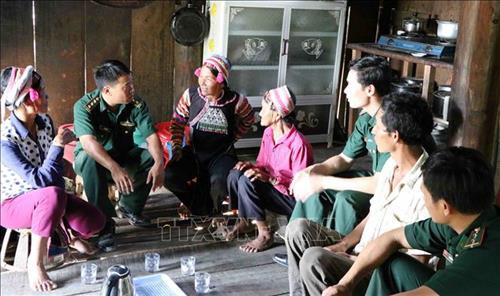 Các cán bộ Đồn biên phòng Hua Bum xuống bản Chang Chảo Pá, xã Hua Bum, tuyên truyền, vận động bà con thực hiện nghiêm đường lối, chủ trương của Đảng và chính sách pháp luật của Nhà nước. Ảnh: Công Tuyên-TTXVN Các cán bộ Đồn biên phòng Hua Bum xuống bản Chang Chảo Pá, xã Hua Bum, tuyên truyền, vận động bà con thực hiện nghiêm đường lối, chủ trương của Đảng và chính sách pháp luật của Nhà nước. Ảnh: Công Tuyên-TTXVN