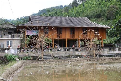 Những ngôi nhà khang trang tại xã Hát Lừu, huyện Trạm Tấu, tỉnh Yên Bái. Ảnh: Đức Tưởng – TTXVN Những ngôi nhà khang trang tại xã Hát Lừu, huyện Trạm Tấu, tỉnh Yên Bái. Ảnh: Đức Tưởng – TTXVN