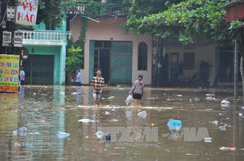Tuyến đường sắt Hà Nội - Lào Cai qua địa phận huyện Trấn Yên (tỉnh Yên Bái) bị ảnh hưởng do mưa lũ. Trong ảnh: Nước sông Hồng dâng cao làm ngập úng cục bộ nhiều tuyến đường tại phường Hồng Hà, TP Yên Bái. Ảnh: Tuấn Anh -TTXVN Tuyến đường sắt Hà Nội - Lào Cai qua địa phận huyện Trấn Yên (tỉnh Yên Bái) bị ảnh hưởng do mưa lũ. Trong ảnh: Nước sông Hồng dâng cao làm ngập úng cục bộ nhiều tuyến đường tại phường Hồng Hà, TP Yên Bái. Ảnh: Tuấn Anh -TTXVN