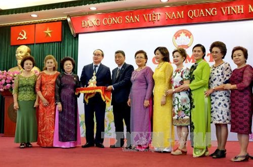 Chủ tịch Uỷ ban Trung ương Mặt trận Tổ quốc Việt Nam Nguyễn Thiện Nhân với các kiều bào tiêu biểu. Ảnh: Thế Anh-TTXVN