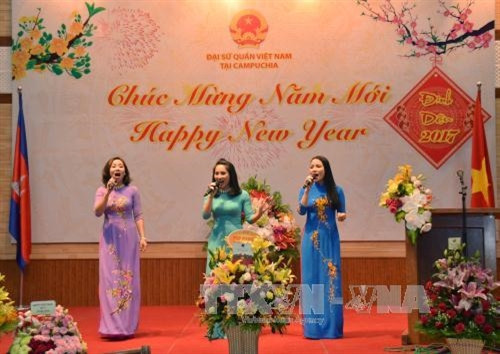 Chương trình văn nghệ chào mừng tại buổi lễ. Ảnh: Danh Chanh Đa - Phóng viên TTXVN tại Campuchia