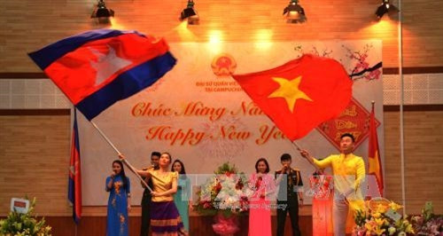 Chương trình văn nghệ chào mừng tại buổi lễ. Ảnh: Danh Chanh Đa - Phóng viên TTXVN tại Campuchia