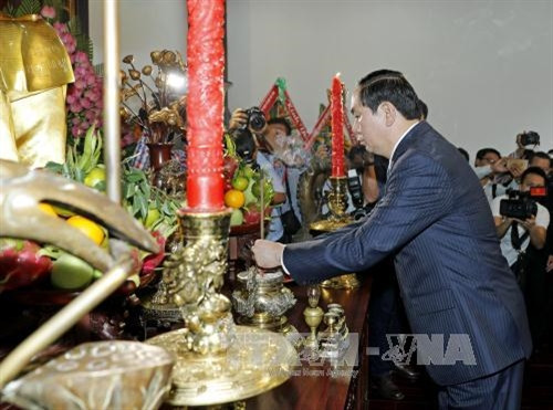 Chủ tịch nước Trần Đại Quang dâng hương tưởng niệm Chủ tịch Hồ Chí Minh tại Bảo tàng Hồ Chí Minh - Chi nhánh Thành phố Hồ Chí Minh. Ảnh: Nhan Sáng-TTXVN