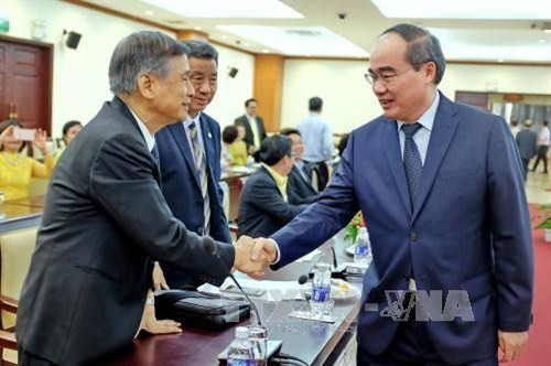 Chủ tịch Uỷ ban Trung ương Mặt trận Tổ quốc Việt Nam Nguyễn Thiện Nhân với các kiều bào tiêu biểu. Ảnh: Thế Anh-TTXVN