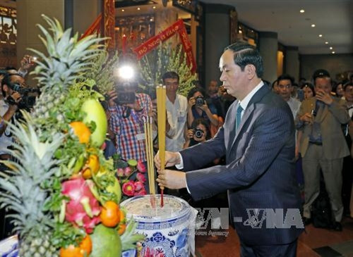 Chủ tịch nước Trần Đại Quang và Phu nhân cùng đông đảo bà con kiều bào dâng hương tưởng niệm các Vua Hùng tại Khu tưởng niệm các Vua Hùng, phường Long Bình, Quận 9. Ảnh: Nhan Sáng-TTXVN