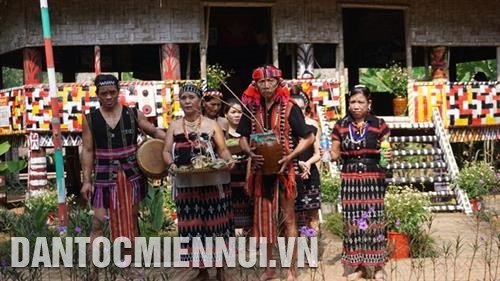 Bà con mang lễ vật để làm lễ cúng ngoài trời. Ảnh: Hoàng Hải