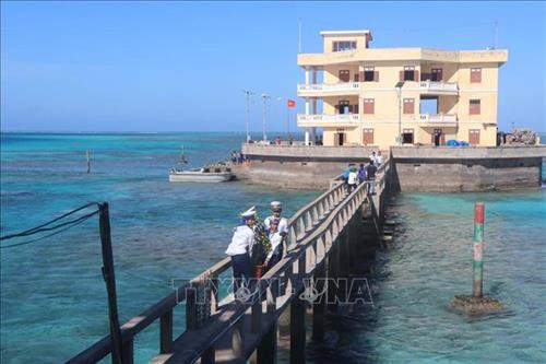 Cán bộ, chiến sỹ đảo Tốc Tan, quần đảo Trường Sa chuyển quất tết lên đảo. Ảnh: Nguyễn Văn Nhật – TTXVN Cán bộ, chiến sỹ đảo Tốc Tan, quần đảo Trường Sa chuyển quất tết lên đảo. Ảnh: Nguyễn Văn Nhật – TTXVN