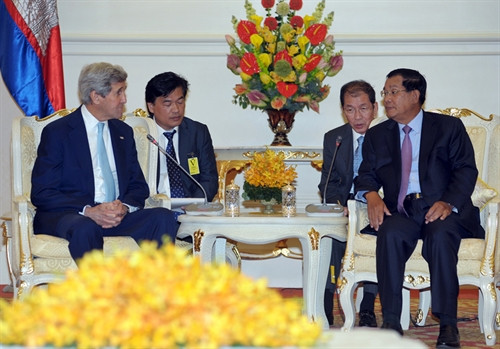 Thủ tướng Campuchia Hun Sen (phải, trước) có cuộc gặp với Ngoại trưởng Mỹ John Kerry đang ở thăm Campuchia. THX/TTXVN