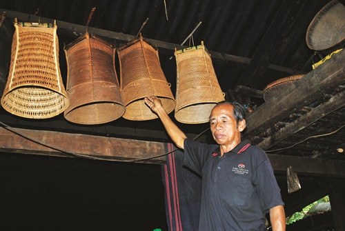 Già Tongol Oi ở thôn Công Dồn, xã Zuôih, huyện Nam Giang (Quảng Nam) với các loại gùi do già tự đan